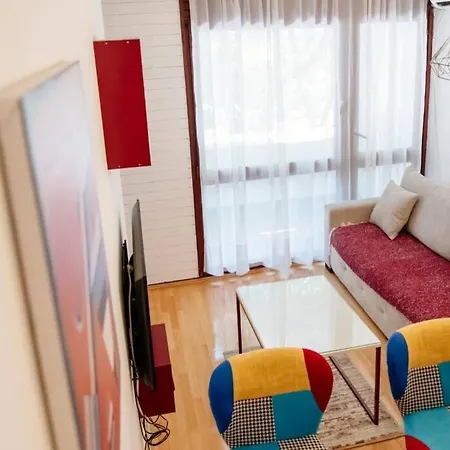 Urban And Peaceful Center Apartment